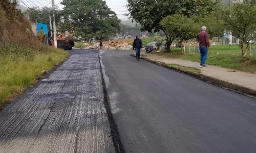 Prefeitura de Volta Redonda começa a asfaltar via do bairro Três Poços